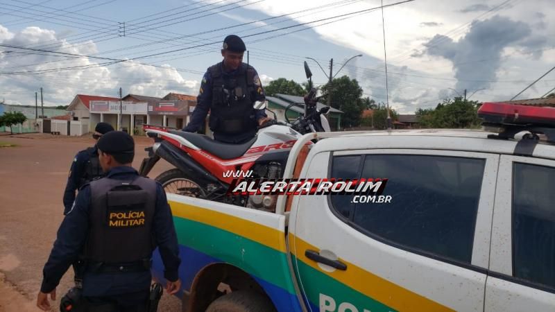 Rolim de Moura – Durante ação rápida, Polícia Militar recupera moto roubada e prende suspeito Rolim de Moura – Durante ação rápida, Polícia Militar recupera moto roubada e prende suspeito