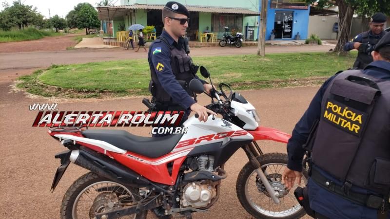 Rolim de Moura – Durante ação rápida, Polícia Militar recupera moto roubada e prende suspeito Rolim de Moura – Durante ação rápida, Polícia Militar recupera moto roubada e prende suspeito