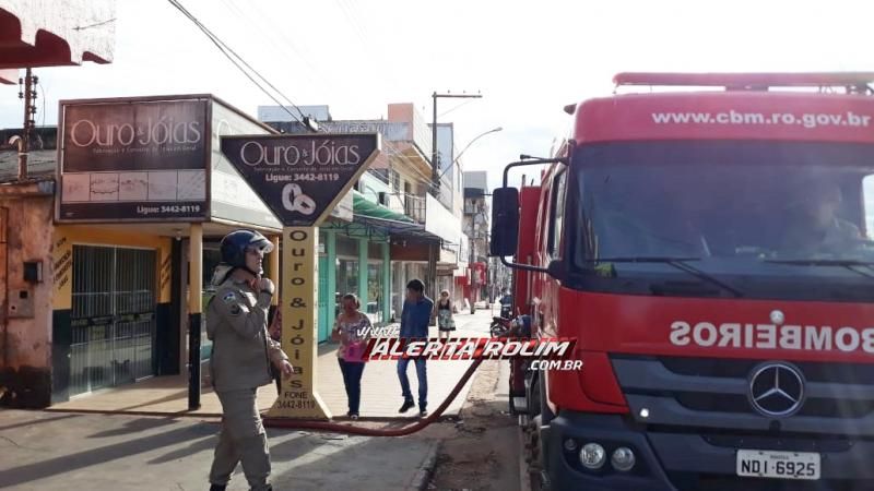 Rolim de Moura – Incêndio atinge depósito de loja de calçados no Centro da cidade - Vídeo Rolim de Moura – Incêndio atinge depósito de loja de calçados no Centro da cidade - Vídeo