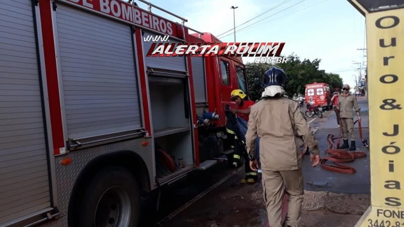 Rolim de Moura – Incêndio atinge depósito de loja de calçados no Centro da cidade - Vídeo Rolim de Moura – Incêndio atinge depósito de loja de calçados no Centro da cidade - Vídeo
