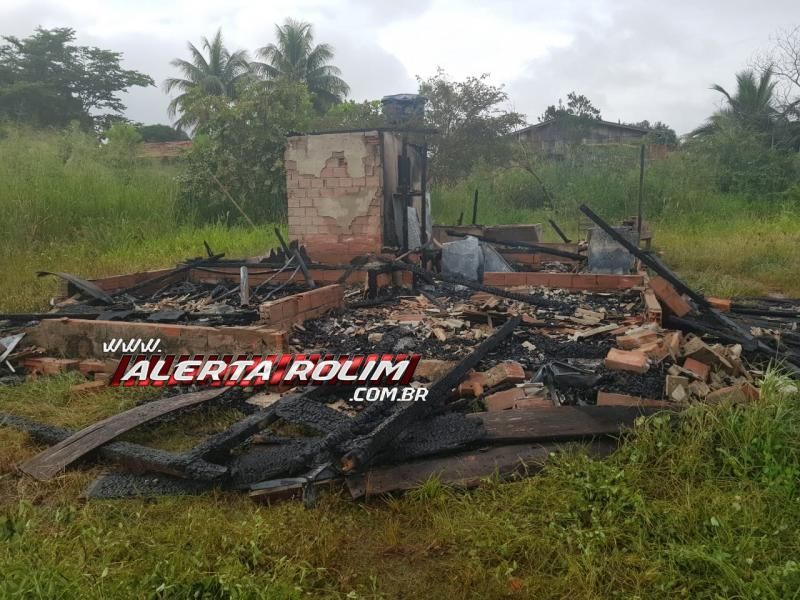 Rolim de Moura – Mais uma casa, que era frequentada por usuários de drogas, é incendiada na cidade Rolim de Moura – Mais uma casa, que era frequentada por usuários de drogas, é incendiada na cidade