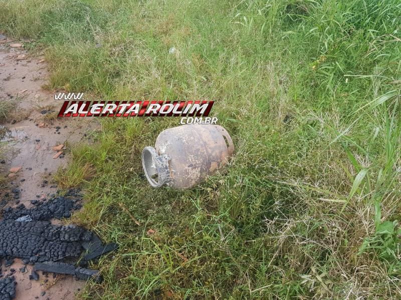 Rolim de Moura – Mais uma casa, que era frequentada por usuários de drogas, é incendiada na cidade Rolim de Moura – Mais uma casa, que era frequentada por usuários de drogas, é incendiada na cidade