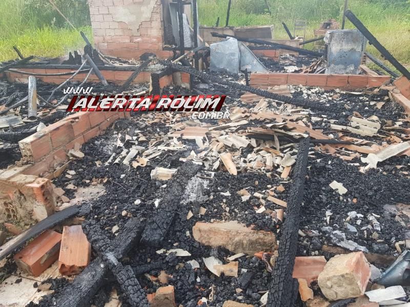 Rolim de Moura – Mais uma casa, que era frequentada por usuários de drogas, é incendiada na cidade Rolim de Moura – Mais uma casa, que era frequentada por usuários de drogas, é incendiada na cidade