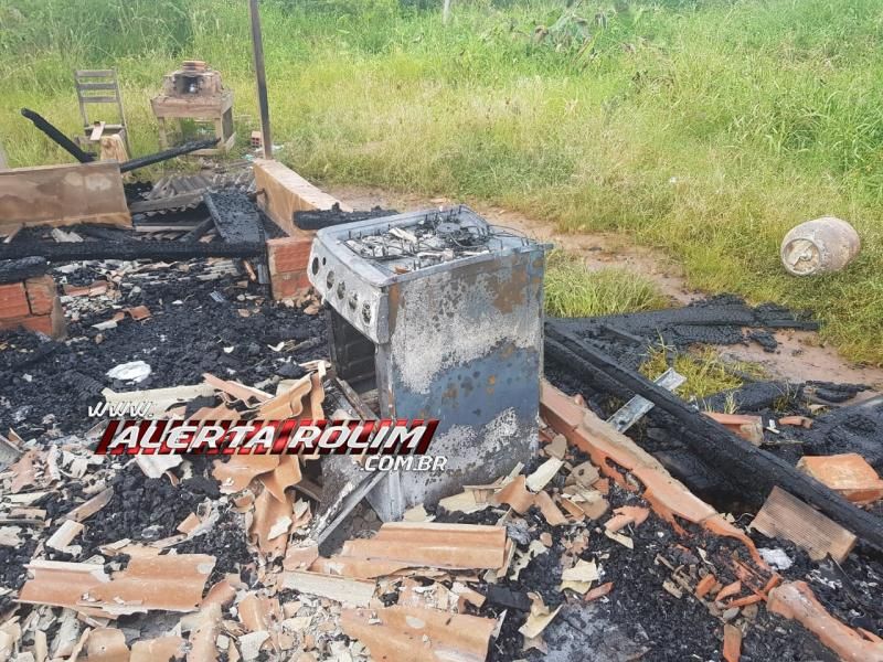 Rolim de Moura – Mais uma casa, que era frequentada por usuários de drogas, é incendiada na cidade Rolim de Moura – Mais uma casa, que era frequentada por usuários de drogas, é incendiada na cidade