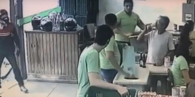 Vídeo - Homem anuncia assalto, mas é ignorado por vítimas e desiste do crime, em Minhas Gerais  Vídeo - Homem anuncia assalto, mas é ignorado por vítimas e desiste do crime, em Minhas Gerais