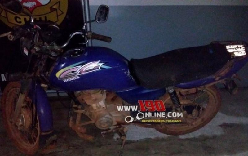Alta Floresta – Moto de leiteiro que foi furtada é recuperada pela PM; dois menores de 13 e 14 anos foram apreendidos Alta Floresta – Moto de leiteiro que foi furtada é recuperada pela PM; dois menores de 13 e 14 anos foram apreendidos