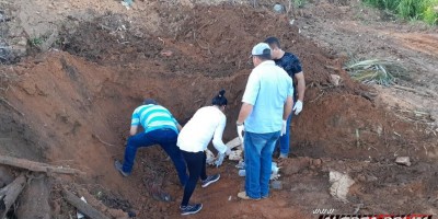Após denúncia, vereadores encontram medicamentos enterrados e ainda sem vencer, em Castanheiras Após denúncia, vereadores encontram medicamentos enterrados e ainda sem vencer, em Castanheiras