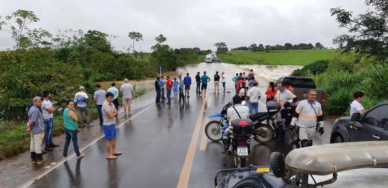 ATUALIZADA – Nesta manhã de sexta-feira , BR-364 é alagada pelas fortes chuvas próximo a Presidente Médici - Vídeo ATUALIZADA – Nesta manhã de sexta-feira , BR-364 é alagada pelas fortes chuvas próximo a Presidente Médici - Vídeo