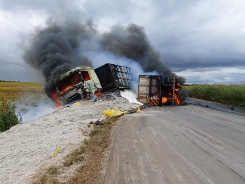 Caminhões pegam fogo após colisão frontal na BR-364, no Mato Grosso - Veja o vídeo Caminhões pegam fogo após colisão frontal na BR-364, no Mato Grosso - Veja o vídeo