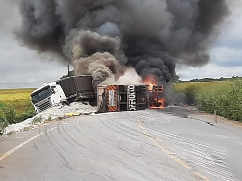 Caminhões pegam fogo após colisão frontal na BR-364, no Mato Grosso - Veja o vídeo Caminhões pegam fogo após colisão frontal na BR-364, no Mato Grosso - Veja o vídeo