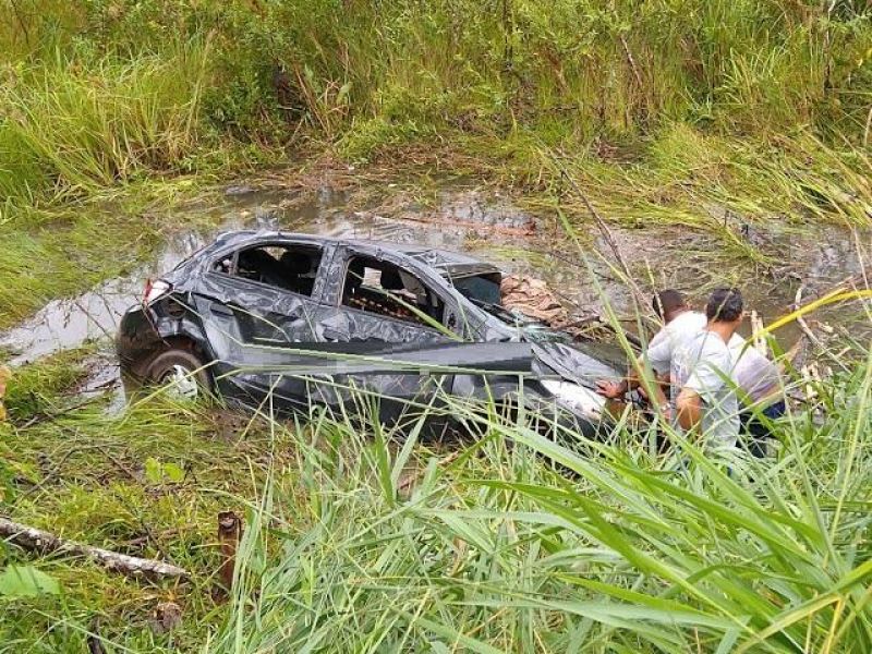 Capotamento em rodovia de Rondônia mata motorista e deixa dois em estado grave Capotamento em rodovia de Rondônia mata motorista e deixa dois em estado grave