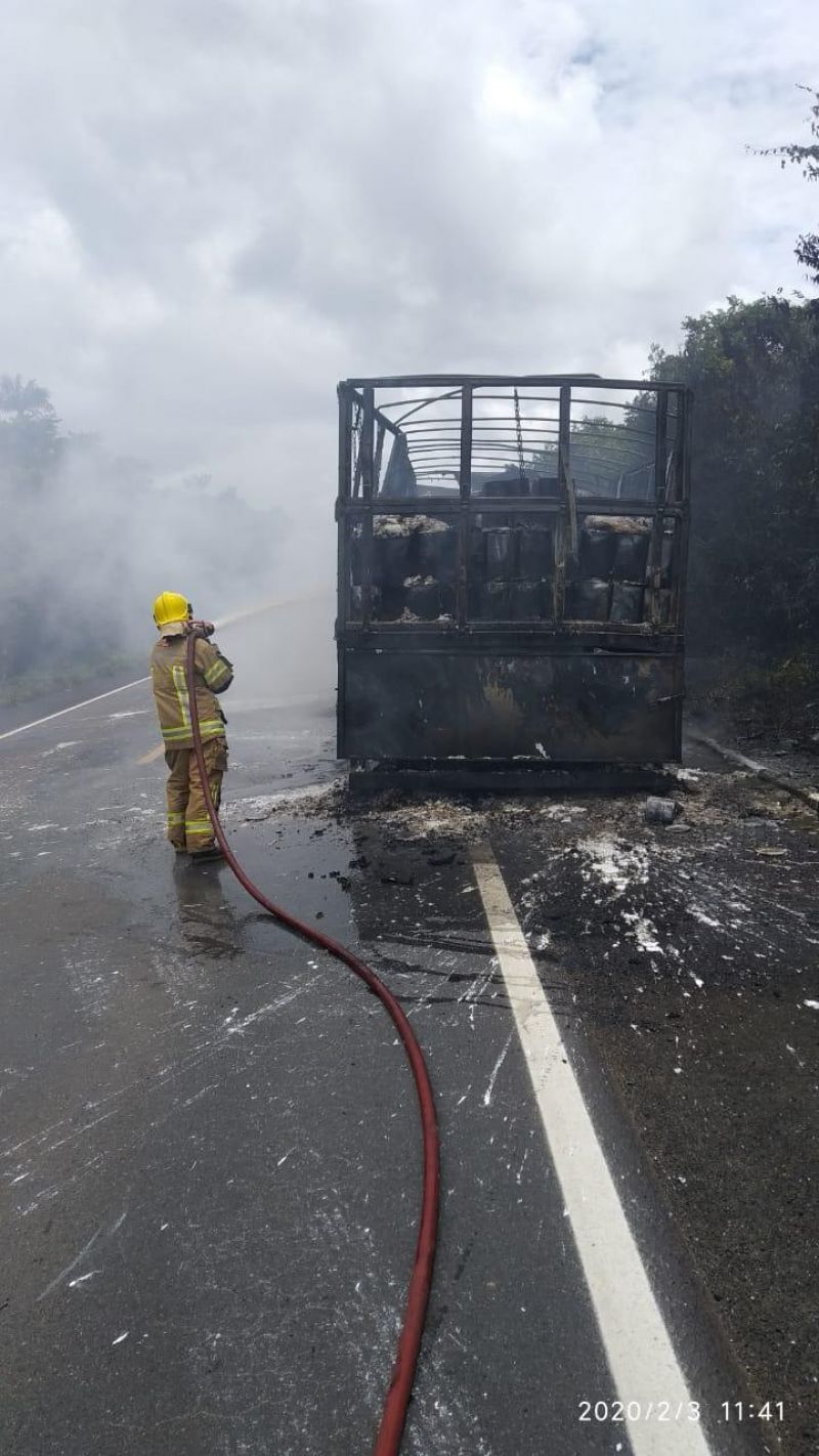 Carreta carregada de tintas , que pertence a empresário de Rolim de Moura, pega fogo na BR 364 próximo a Pimenta Bueno Carreta carregada de tintas , que pertence a empresário de Rolim de Moura, pega fogo na BR 364 próximo a Pimenta Bueno