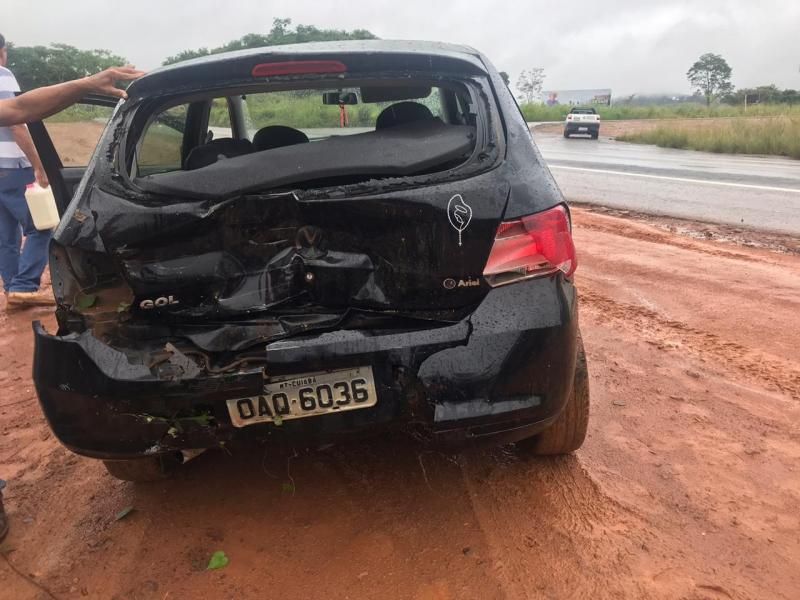 Carro entra na BR-364 e é atingido por carreta, em Jaru Carro entra na BR-364 e é atingido por carreta, em Jaru