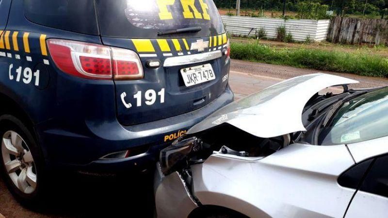 Corolla atinge traseira de viatura da PRF na BR-364, em Porto Velho Corolla atinge traseira de viatura da PRF na BR-364, em Porto Velho
