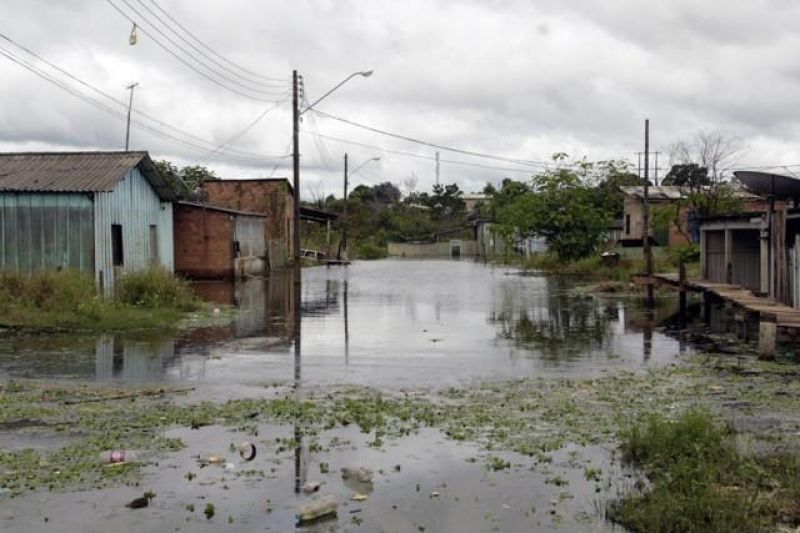 Criança morre após pular em área alagada pelo Rio Madeira para buscar bicicleta, em Porto Velho Criança morre após pular em área alagada pelo Rio Madeira para buscar bicicleta, em Porto Velho