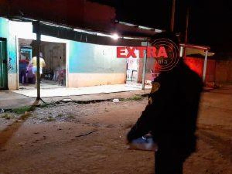 Homem abre fogo em bar, mata duas pessoas e deixa outra baleada, em Vilhena Homem abre fogo em bar, mata duas pessoas e deixa outra baleada, em Vilhena