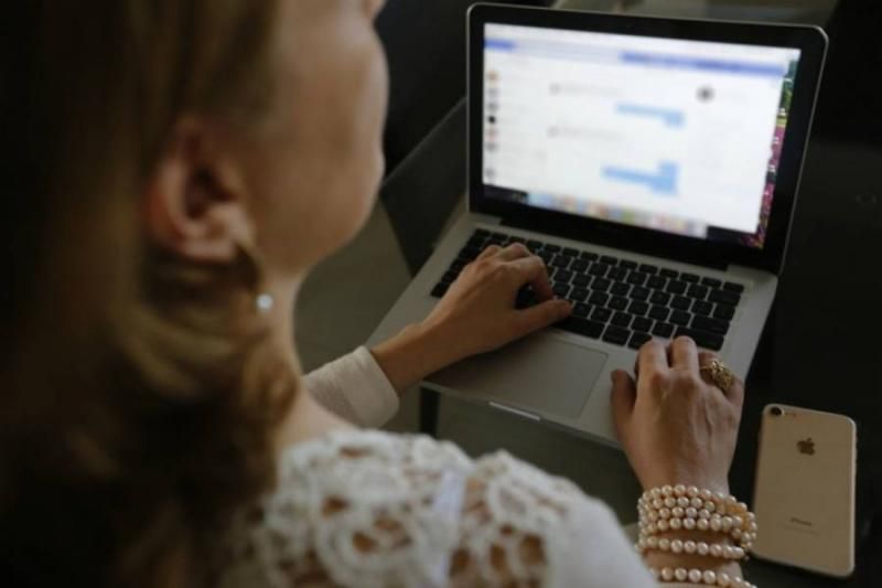 Em Vilhena, mulher de 42 anos perde mais de R$ 20 mil ao cair em golpe de “namorado” que havia conhecido na internet Em Vilhena, mulher de 42 anos perde mais de R$ 20 mil ao cair em golpe de “namorado” que havia conhecido na internet