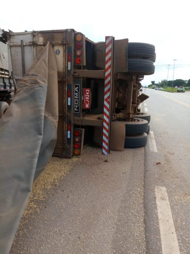 Grave acidente envolvendo duas carretas e veículo de passeio é registrado na BR-364, próximo ao trevo que dá acesso a Rolim de Moura; Há vítimas presa nas ferragens 