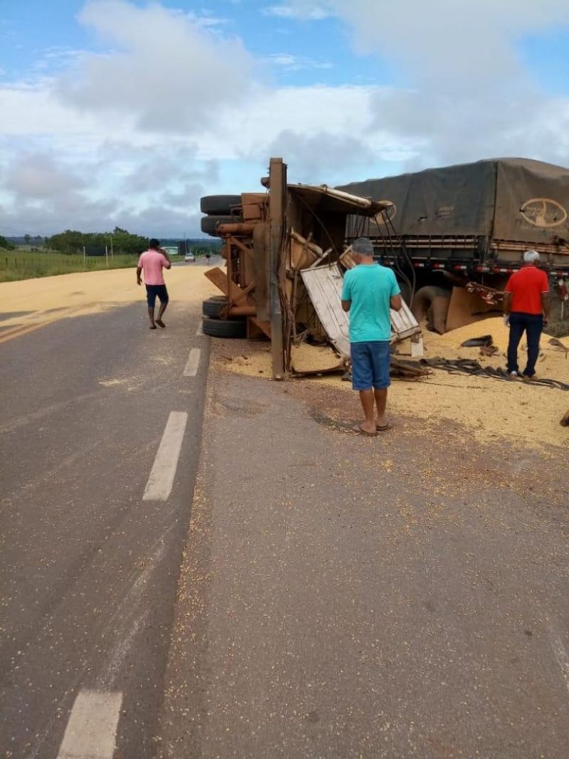 Grave acidente envolvendo duas carretas e veículo de passeio é registrado na BR-364, próximo ao trevo que dá acesso a Rolim de Moura; Há vítimas presa nas ferragens 