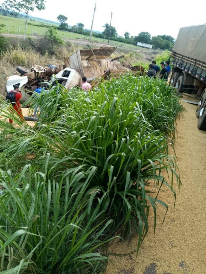 Grave acidente envolvendo duas carretas e veículo de passeio é registrado na BR-364, próximo ao trevo que dá acesso a Rolim de Moura; Há vítimas presa nas ferragens  Grave acidente envolvendo duas carretas e veículo de passeio é registrado na BR-364, próximo ao trevo que dá acesso a Rolim de Moura; Há vítimas presa nas ferragens