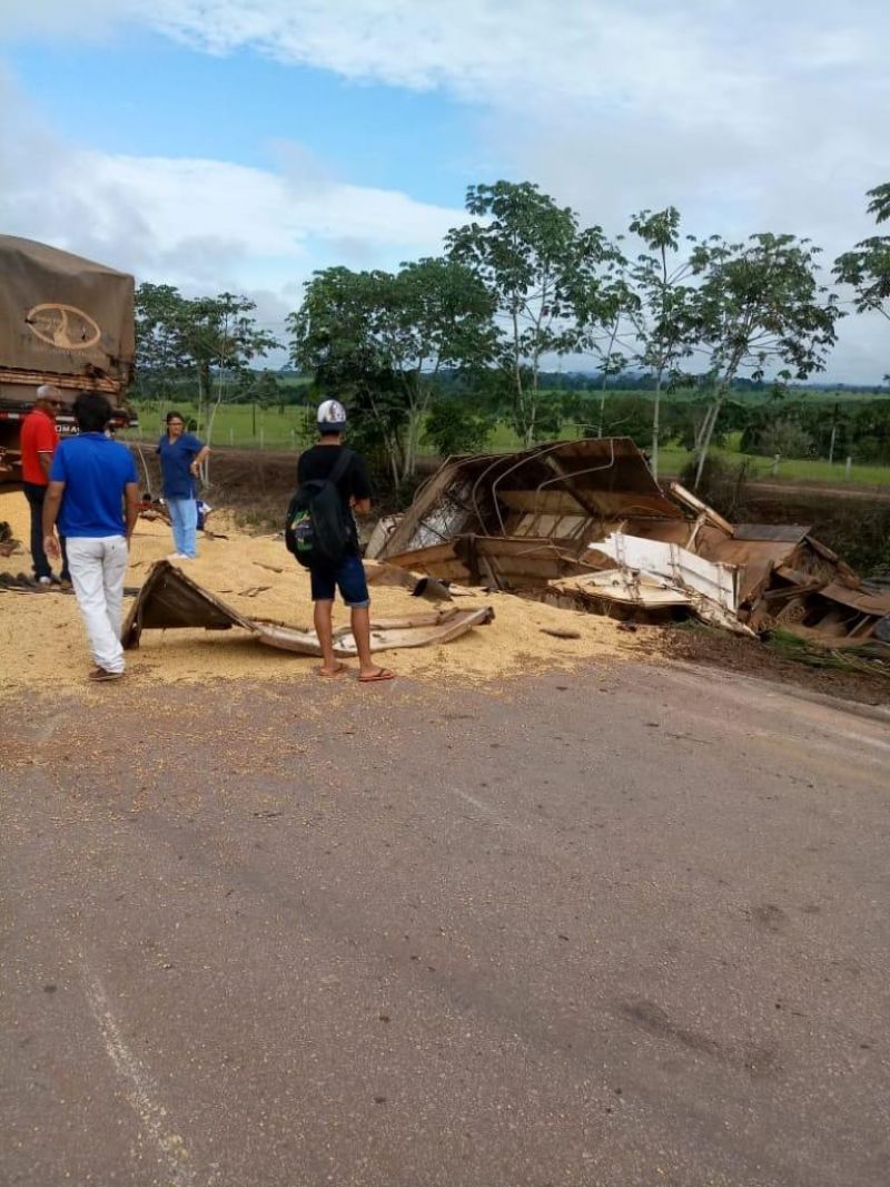 Grave acidente envolvendo duas carretas e veículo de passeio é registrado na BR-364, próximo ao trevo que dá acesso a Rolim de Moura; Há vítimas presa nas ferragens  Grave acidente envolvendo duas carretas e veículo de passeio é registrado na BR-364, próximo ao trevo que dá acesso a Rolim de Moura; Há vítimas presa nas ferragens