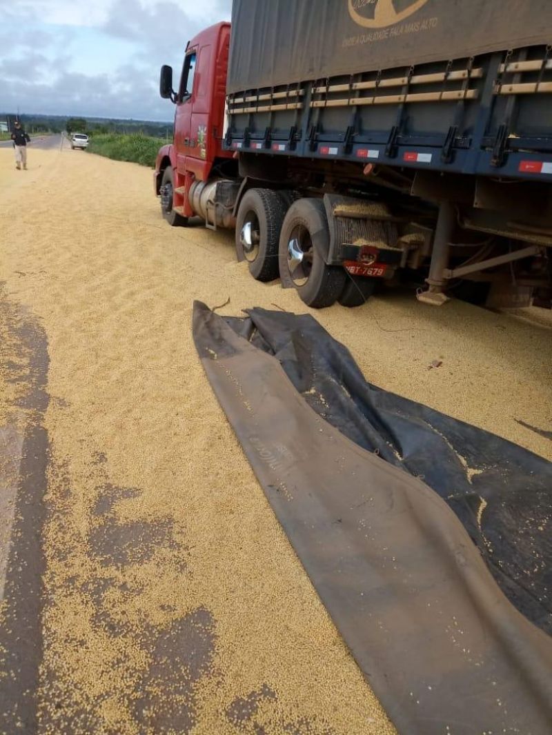 Grave acidente envolvendo duas carretas e veículo de passeio é registrado na BR-364, próximo ao trevo que dá acesso a Rolim de Moura; Há vítimas presa nas ferragens  Grave acidente envolvendo duas carretas e veículo de passeio é registrado na BR-364, próximo ao trevo que dá acesso a Rolim de Moura; Há vítimas presa nas ferragens