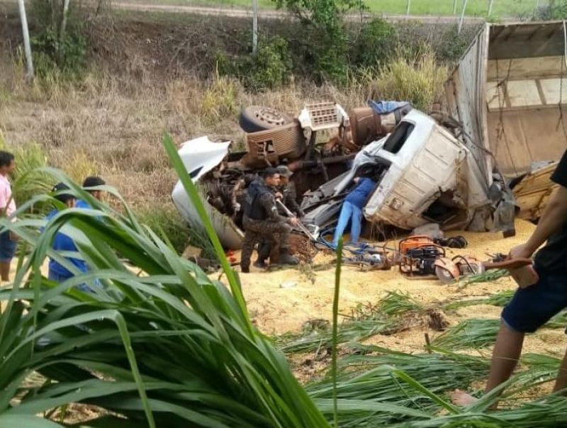Grave acidente envolvendo duas carretas e veículo de passeio é registrado na BR-364, próximo ao trevo que dá acesso a Rolim de Moura; Há vítimas presa nas ferragens  Grave acidente envolvendo duas carretas e veículo de passeio é registrado na BR-364, próximo ao trevo que dá acesso a Rolim de Moura; Há vítimas presa nas ferragens