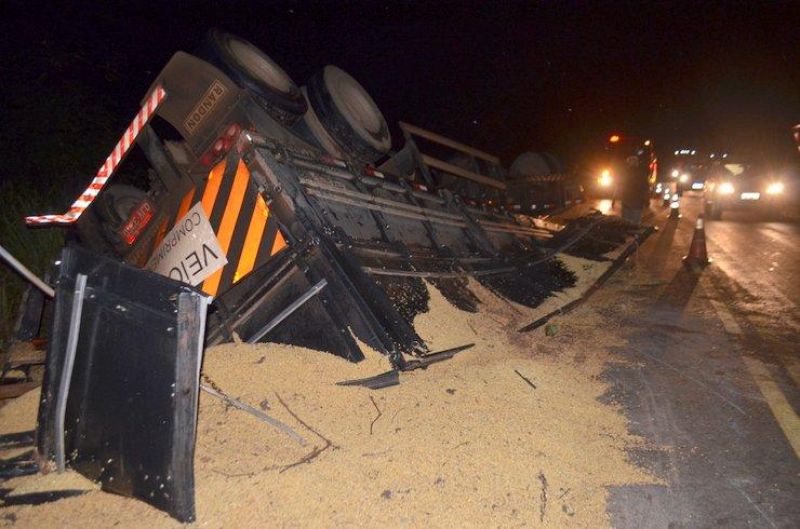 Jaru: Após acidente, BR-364 já tem mais de 10 km de congestionamento  Jaru: Após acidente, BR-364 já tem mais de 10 km de congestionamento