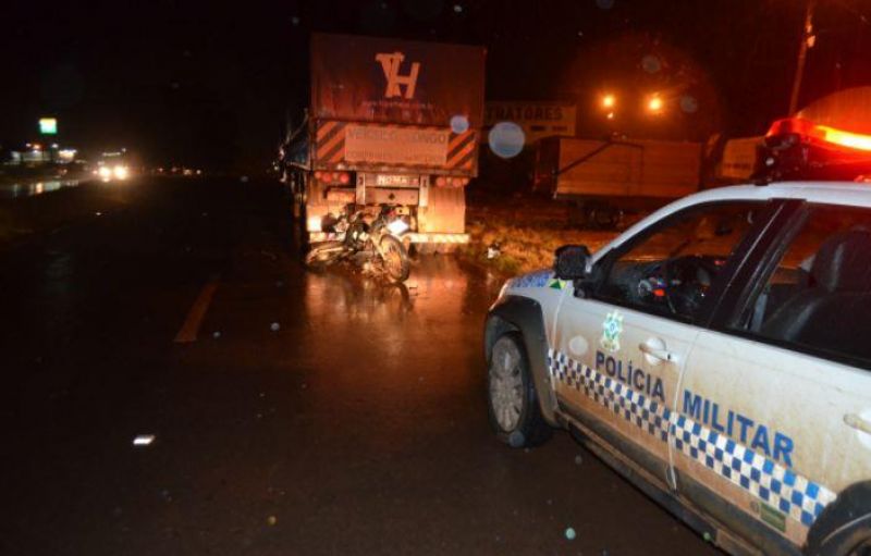 Jaru: Motociclista fica gravemente ferido ao colidir na traseira de caminhão estacionado na JK Jaru: Motociclista fica gravemente ferido ao colidir na traseira de caminhão estacionado na JK