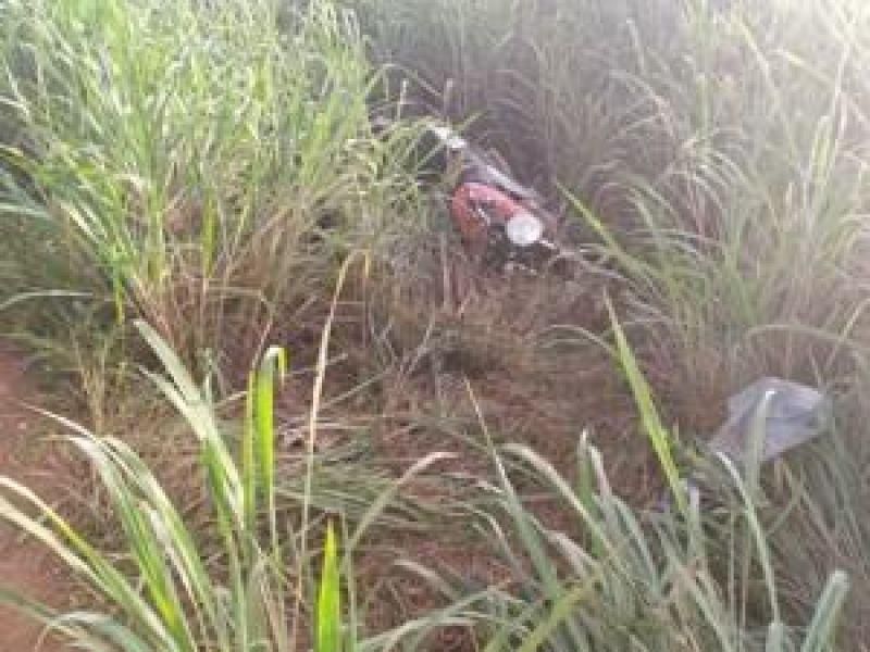 Motociclista invade pista da BR-319 e morre atropelado por caminhão-tanque Motociclista invade pista da BR-319 e morre atropelado por caminhão-tanque