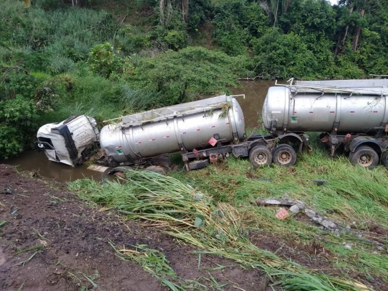 Motorista de caminhão tanque fica gravemente ferido após cair em ribanceira próximo a curva da morte, entre Jaru e Ouro Preto