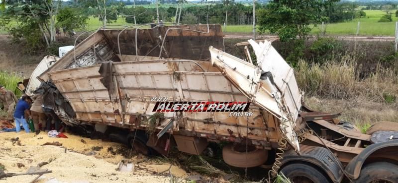 Atualizada - Motorista de carreta envolvida em grave acidente na BR-364, próximo ao trevo que da acesso a Rolim de Moura, não resiste e morre preso às ferragens - veja o vídeo Atualizada - Motorista de carreta envolvida em grave acidente na BR-364, próximo ao trevo que da acesso a Rolim de Moura, não resiste e morre preso às ferragens - veja o vídeo