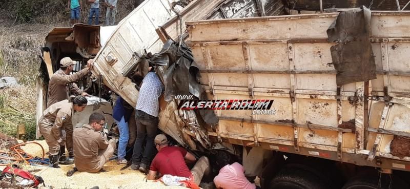 Atualizada - Motorista de carreta envolvida em grave acidente na BR-364, próximo ao trevo que da acesso a Rolim de Moura, não resiste e morre preso às ferragens - veja o vídeo Atualizada - Motorista de carreta envolvida em grave acidente na BR-364, próximo ao trevo que da acesso a Rolim de Moura, não resiste e morre preso às ferragens - veja o vídeo