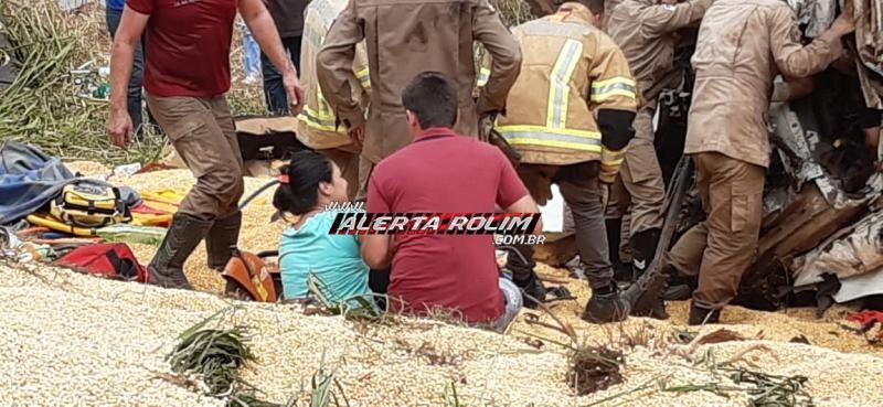 Atualizada - Motorista de carreta envolvida em grave acidente na BR-364, próximo ao trevo que da acesso a Rolim de Moura, não resiste e morre preso às ferragens - veja o vídeo Atualizada - Motorista de carreta envolvida em grave acidente na BR-364, próximo ao trevo que da acesso a Rolim de Moura, não resiste e morre preso às ferragens - veja o vídeo