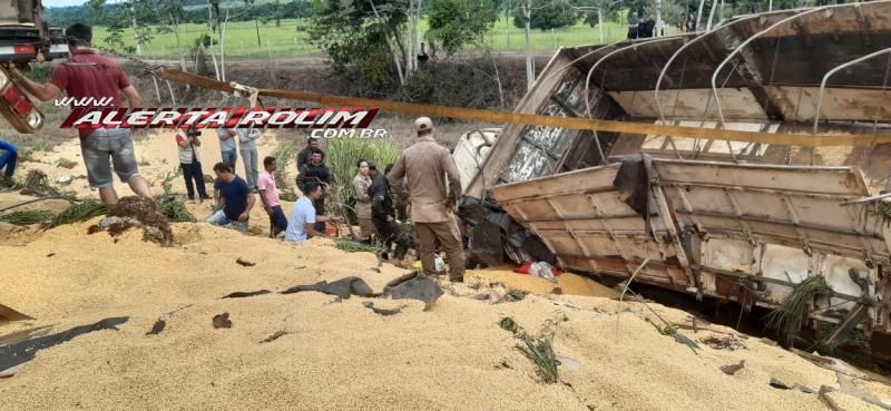 Atualizada - Motorista de carreta envolvida em grave acidente na BR-364, próximo ao trevo que da acesso a Rolim de Moura, não resiste e morre preso às ferragens - veja o vídeo Atualizada - Motorista de carreta envolvida em grave acidente na BR-364, próximo ao trevo que da acesso a Rolim de Moura, não resiste e morre preso às ferragens - veja o vídeo