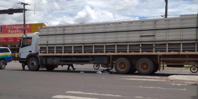 Mulher morre esmagada por Caminhão boiadeiro na Br-364, em Ji-Paraná Mulher morre esmagada por Caminhão boiadeiro na Br-364, em Ji-Paraná