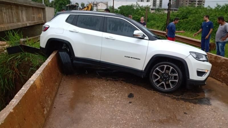 Mulher perde o controle da direção e bate carro em mureta na Ponte sobre o Rio Urupá, em Ji-Paraná Mulher perde o controle da direção e bate carro em mureta na Ponte sobre o Rio Urupá, em Ji-Paraná