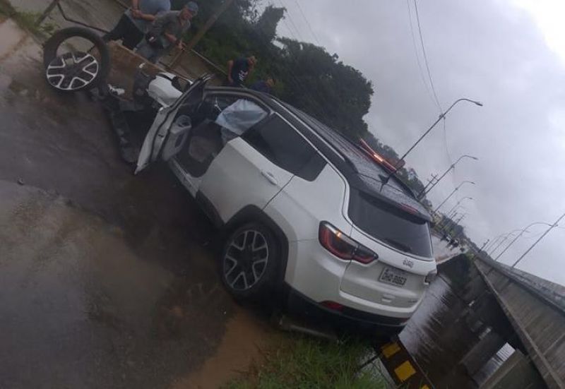 Mulher perde o controle da direção e bate carro em mureta na Ponte sobre o Rio Urupá, em Ji-Paraná Mulher perde o controle da direção e bate carro em mureta na Ponte sobre o Rio Urupá, em Ji-Paraná
