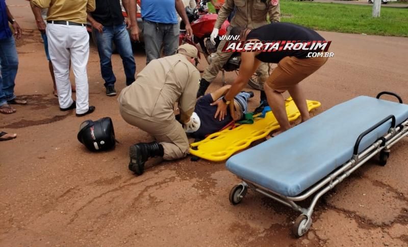 Rolim de Moura - Acidente no cruzamento da Rua Urupá com Av. 25 de Agosto resulta em uma pessoa ferida – Vídeo Rolim de Moura - Acidente no cruzamento da Rua Urupá com Av. 25 de Agosto resulta em uma pessoa ferida – Vídeo