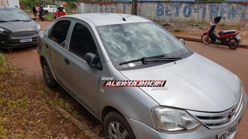 Rolim de Moura - Acidente no cruzamento da Rua Urupá com Av. 25 de Agosto resulta em uma pessoa ferida – Vídeo Rolim de Moura - Acidente no cruzamento da Rua Urupá com Av. 25 de Agosto resulta em uma pessoa ferida – Vídeo