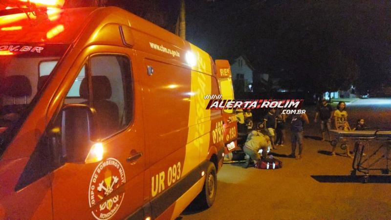 Rolim de Moura – Mulher fratura perna após desviar de cachorro na via e bater moto na traseira de caminhonete estacionada - Vídeo Rolim de Moura – Mulher fratura perna após desviar de cachorro na via e bater moto na traseira de caminhonete estacionada - Vídeo