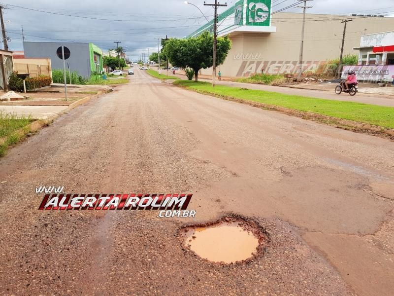 Rolim de Moura – Buracos na via ocasionam duas quedas de moto neste sábado Rolim de Moura – Buracos na via ocasionam duas quedas de moto neste sábado