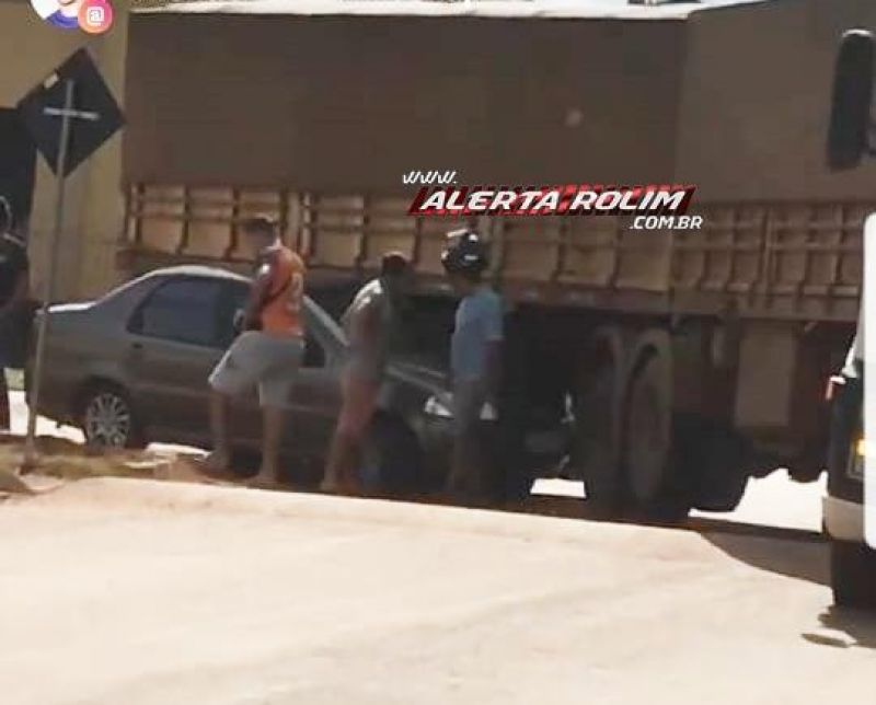 Rolim de Moura – Colisão entre carreta e carro de passeio é registrada no Bairro Beira Rio Rolim de Moura – Colisão entre carreta e carro de passeio é registrada no Bairro Beira Rio
