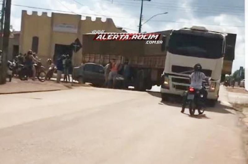 Rolim de Moura – Colisão entre carreta e carro de passeio é registrada no Bairro Beira Rio Rolim de Moura – Colisão entre carreta e carro de passeio é registrada no Bairro Beira Rio