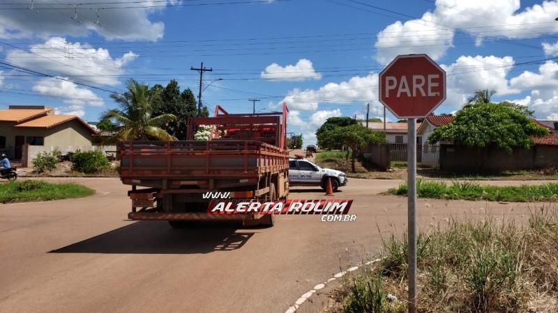 Rolim de Moura – Entregador de água mineral fica ferido ao ser atingido por caminhão no Bairro São Cristóvão – Vídeo Rolim de Moura – Entregador de água mineral fica ferido ao ser atingido por caminhão no Bairro São Cristóvão – Vídeo
