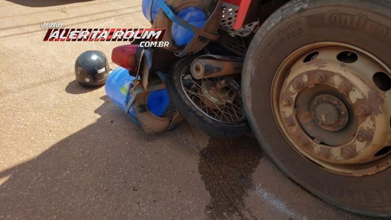 Rolim de Moura – Entregador de água mineral fica ferido ao ser atingido por caminhão no Bairro São Cristóvão – Vídeo Rolim de Moura – Entregador de água mineral fica ferido ao ser atingido por caminhão no Bairro São Cristóvão – Vídeo