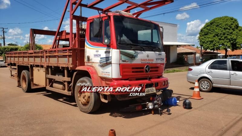 Rolim de Moura – Entregador de água mineral fica ferido ao ser atingido por caminhão no Bairro São Cristóvão – Vídeo Rolim de Moura – Entregador de água mineral fica ferido ao ser atingido por caminhão no Bairro São Cristóvão – Vídeo