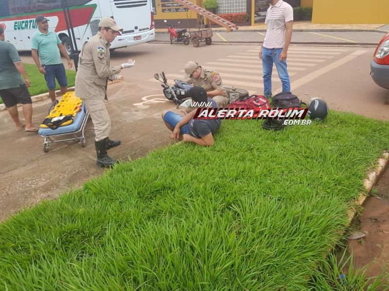 Rolim de Moura – Motociclista é socorrido pelos bombeiros  após se envolver em acidente de trânsito no Centro da cidade   Rolim de Moura – Motociclista é socorrido pelos bombeiros  após se envolver em acidente de trânsito no Centro da cidade