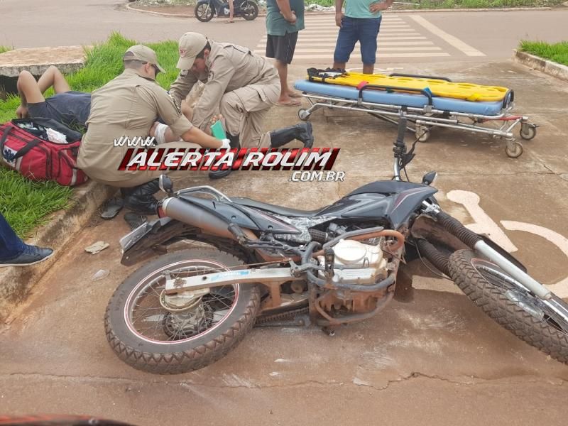 Rolim de Moura – Motociclista é socorrido pelos bombeiros  após se envolver em acidente de trânsito no Centro da cidade   Rolim de Moura – Motociclista é socorrido pelos bombeiros  após se envolver em acidente de trânsito no Centro da cidade