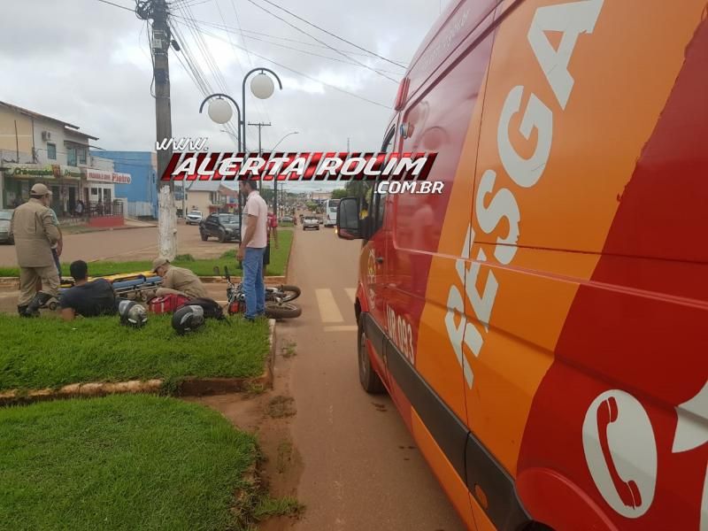 Rolim de Moura – Motociclista é socorrido pelos bombeiros  após se envolver em acidente de trânsito no Centro da cidade   Rolim de Moura – Motociclista é socorrido pelos bombeiros  após se envolver em acidente de trânsito no Centro da cidade
